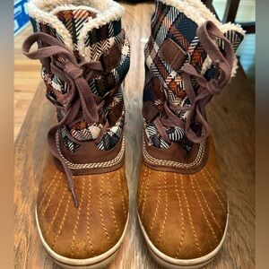 Sorel Brown Leather Boots Patterned Fabric Well worn thrash bottoms look new